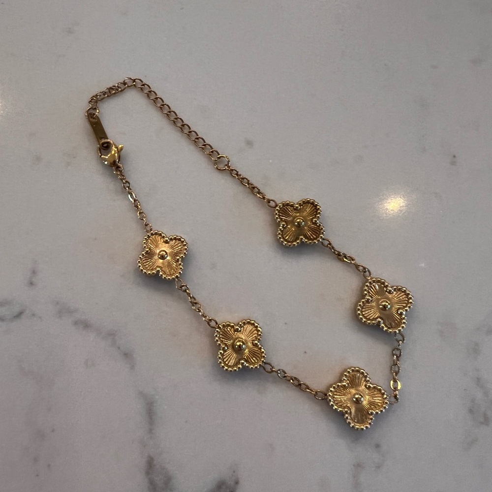 🔥NWOT Elegant Trinity Gold colored Chain Bracelet